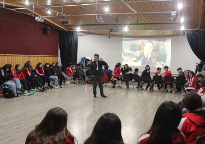 Ancien élève Andrés Ibaceta Poblete donne conférence sur la sécurite à l'école