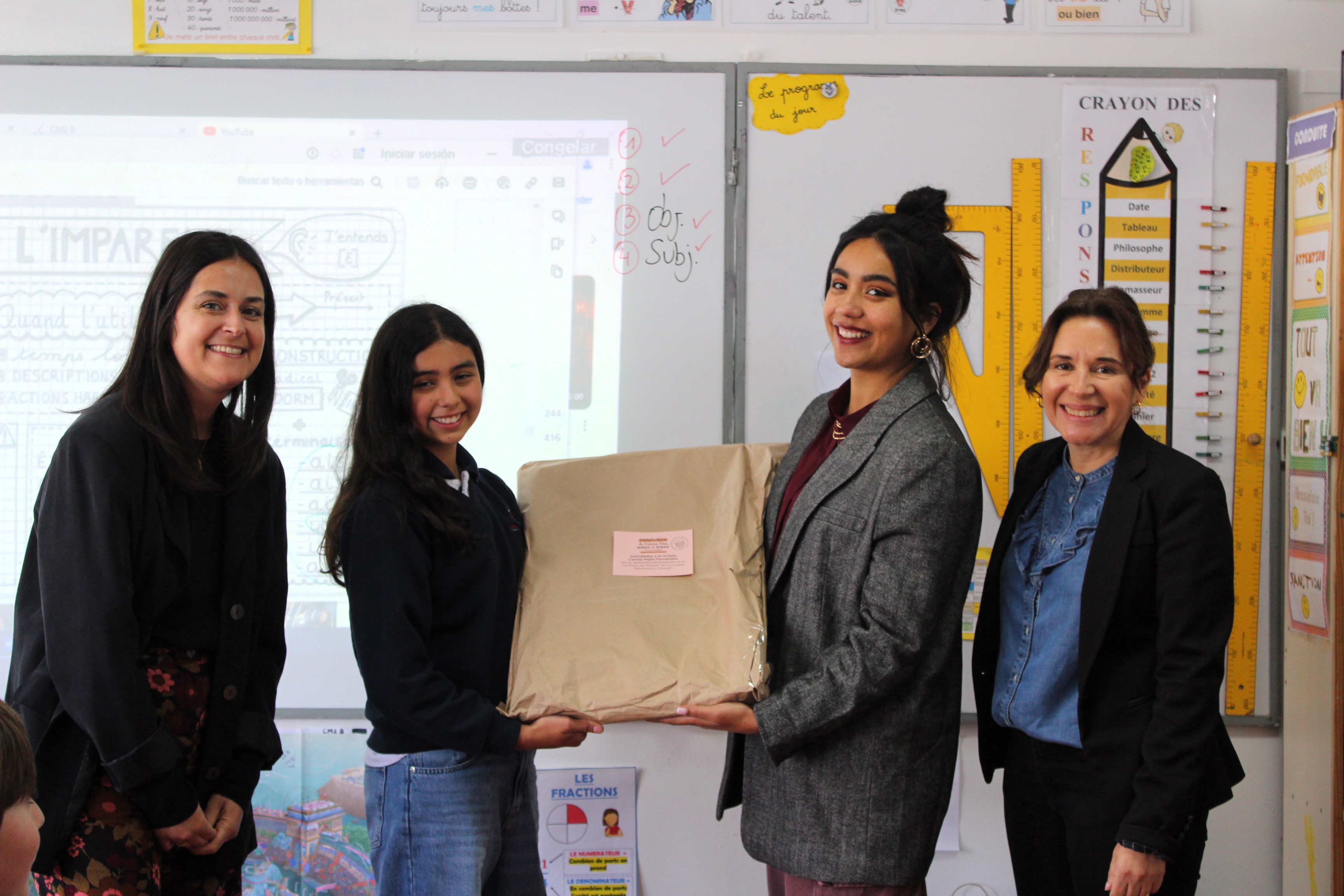 Camila Rojas recibiendo su premio, acompañada de Mme. Sonia Esteves, directora de primaria, y Mme. Inés Sepúlveda, profesora principal CM2