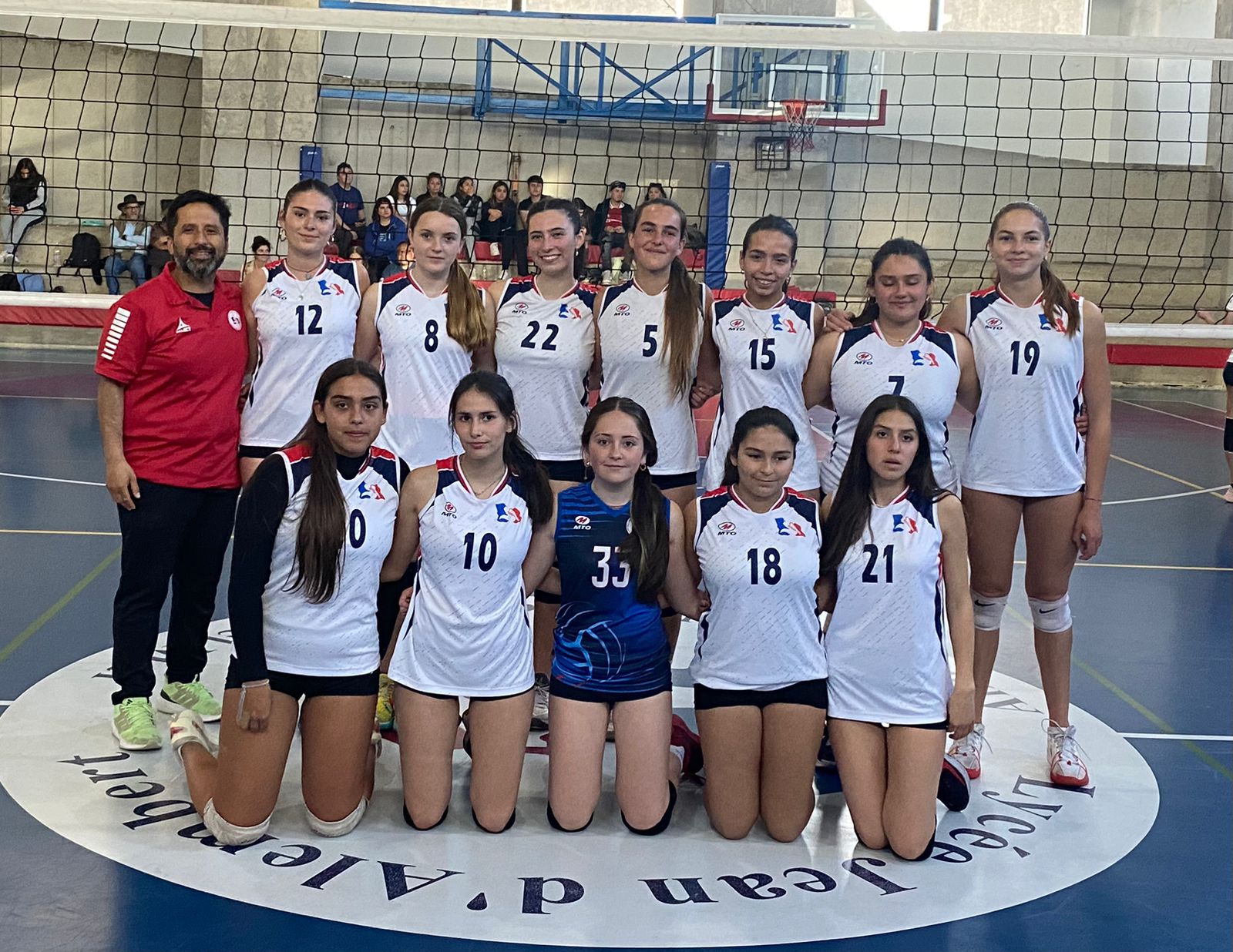 Arriba De izquierda a derecha: Danny Véliz, Emma Solo de Zaldívar, Valentina Sierra, Alessandra Meneses, Maia Steeger, Daniela Ortíz, Fernanda Aguilar, Constanza Sierra.  Abajo izq a derecha: Matilde Avendaño, Violeta Machuca, Olimpia Velasco, Catalina Rojas, Trinidad Jiménez.